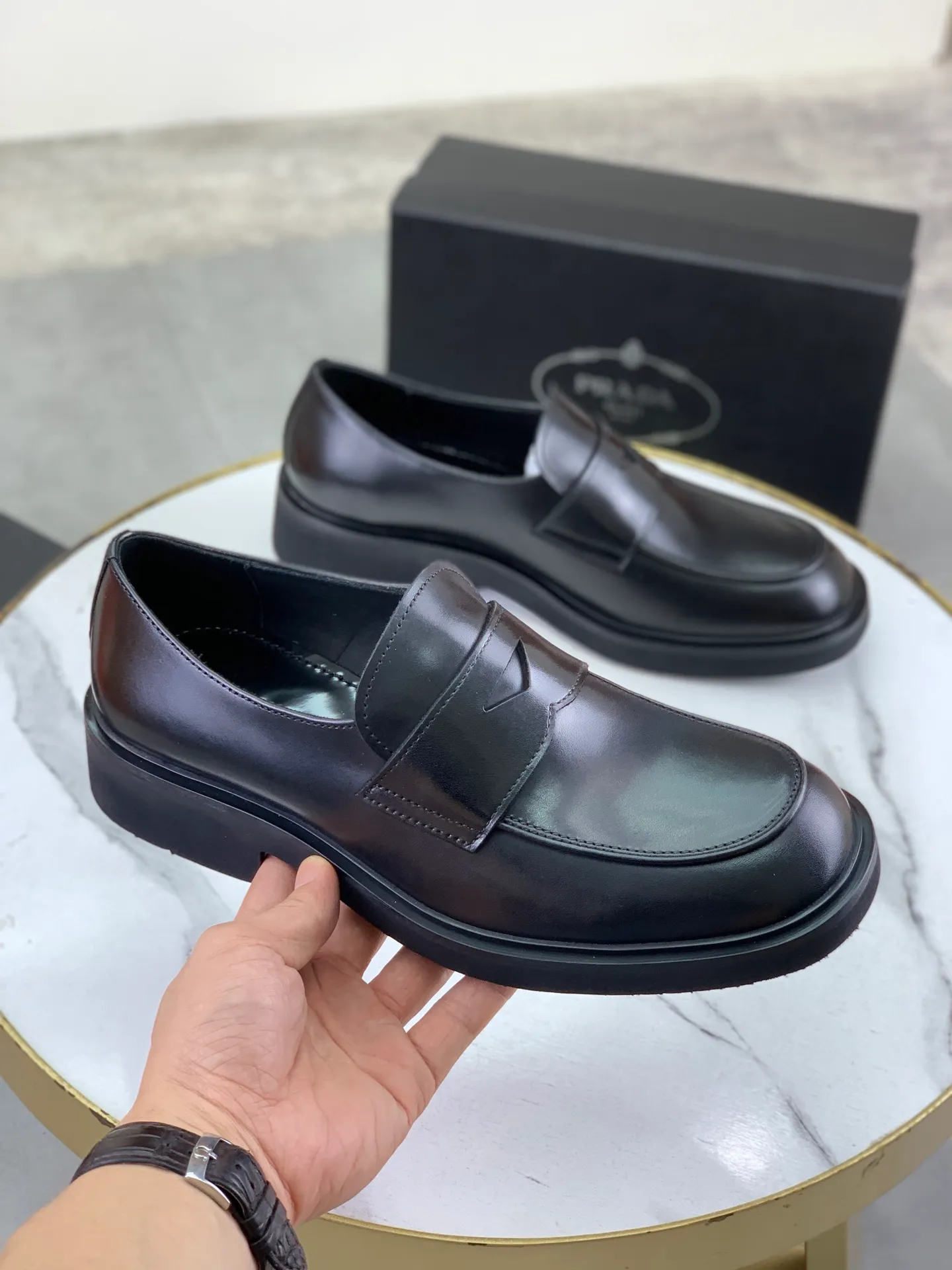 Factory price P840 💰Original quality, top version🔱 ＰＲＡＤＡPrada. Men's business casual leather shoes, top quality cow leather. 1:1 shipment ⬆️Luxurious and noble, all made of imported original first-layer fine suede cowhide, just to create a more comfortable wearing experience. Upper: original comfortable open-edge bead-rubbed calfskin ➕Top imported water-dyed full cow lining, original high-end lightweight and comfortable TPU combination bottom ✔️Code number: 39-44 (38 45 Can be customized)